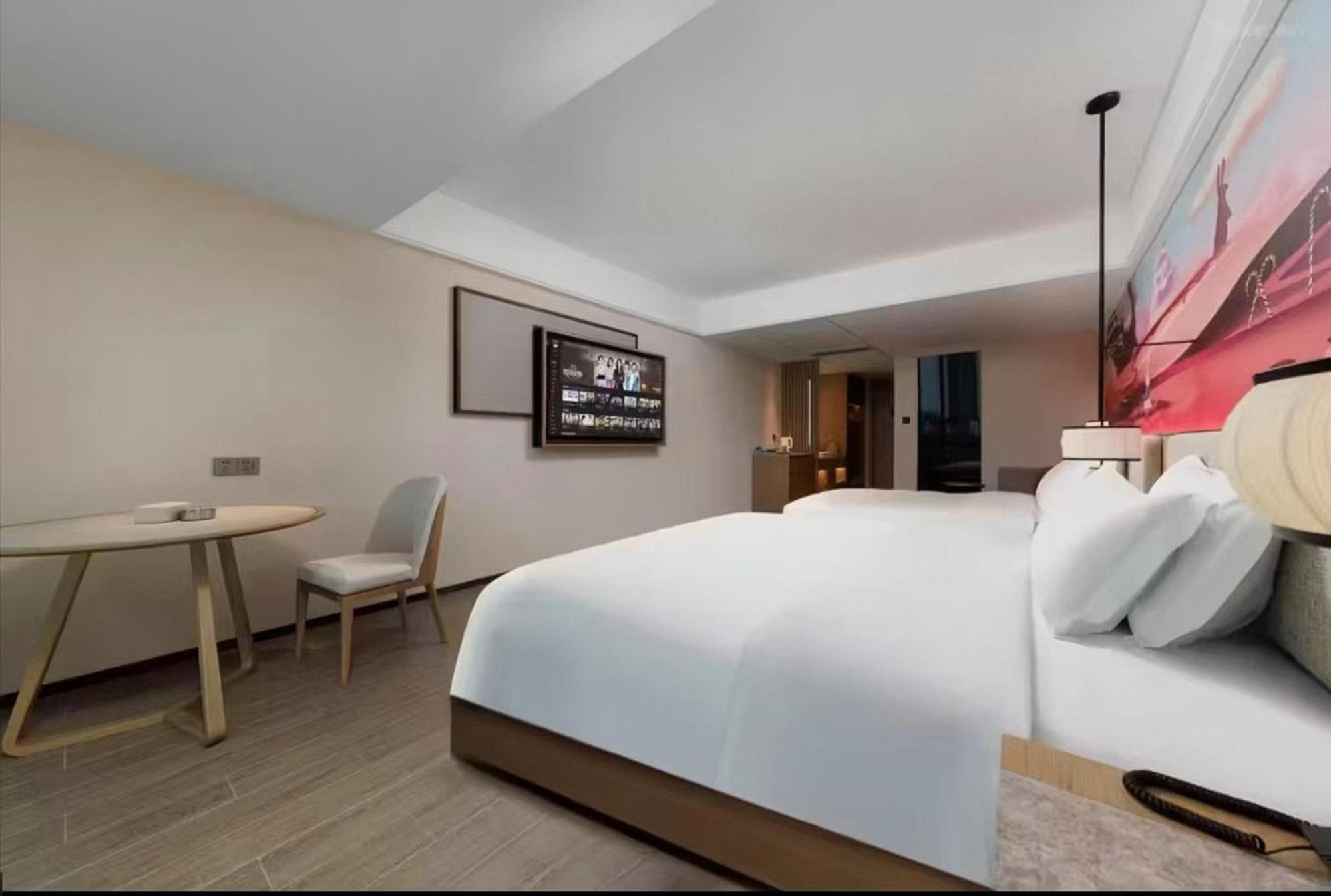 Mehood Lestie International Hotel Nancun Wanbo Metro Station Branch - Free Shuttle Bus To Canton Fair Complex During Canton Fair Period & Free Breakfast & Free Afternoon Tea & Free Midnight Snack & Free Vpn Internet Access מראה חיצוני תמונה