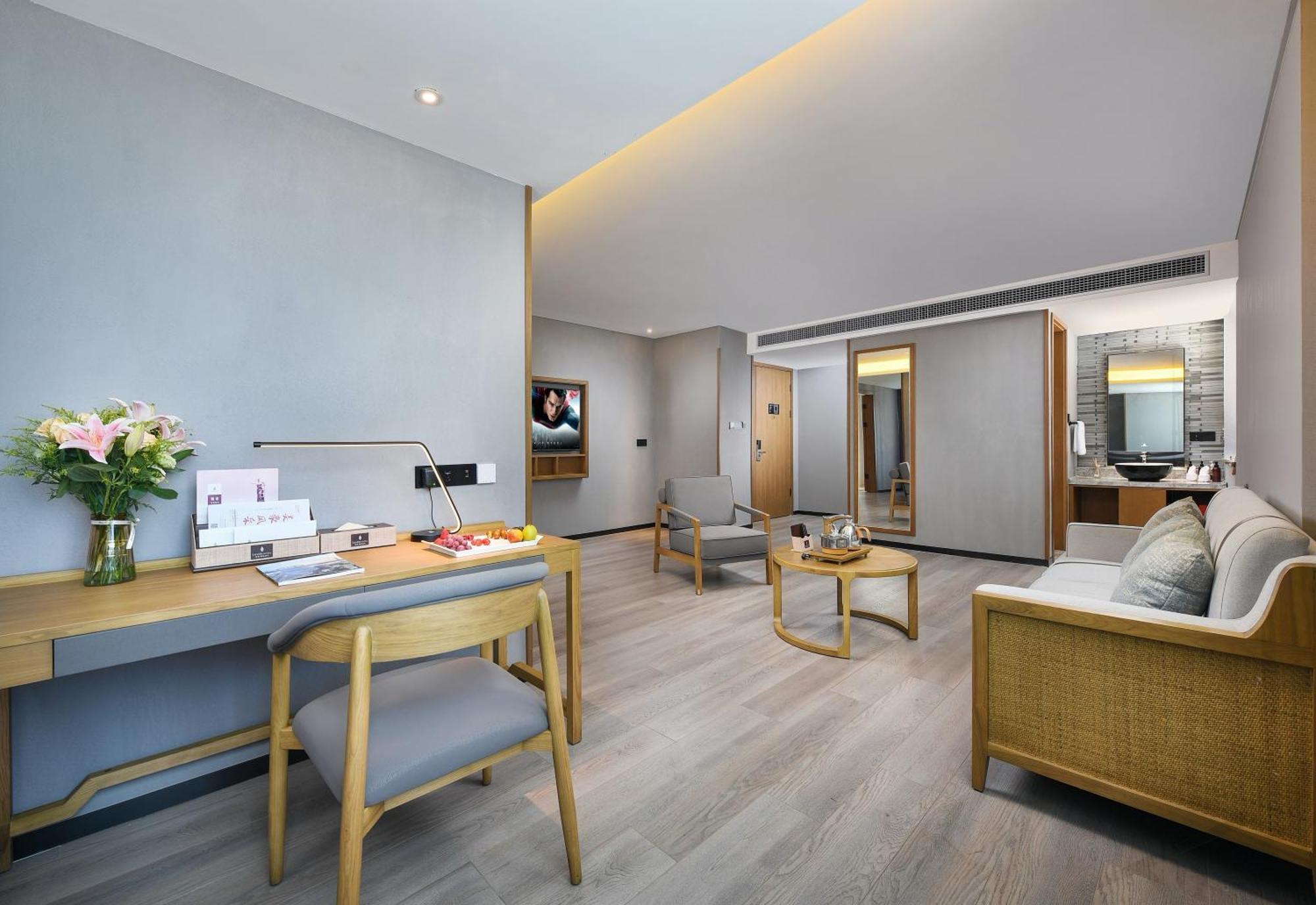 Mehood Lestie International Hotel Nancun Wanbo Metro Station Branch - Free Shuttle Bus To Canton Fair Complex During Canton Fair Period & Free Breakfast & Free Afternoon Tea & Free Midnight Snack & Free Vpn Internet Access מראה חיצוני תמונה