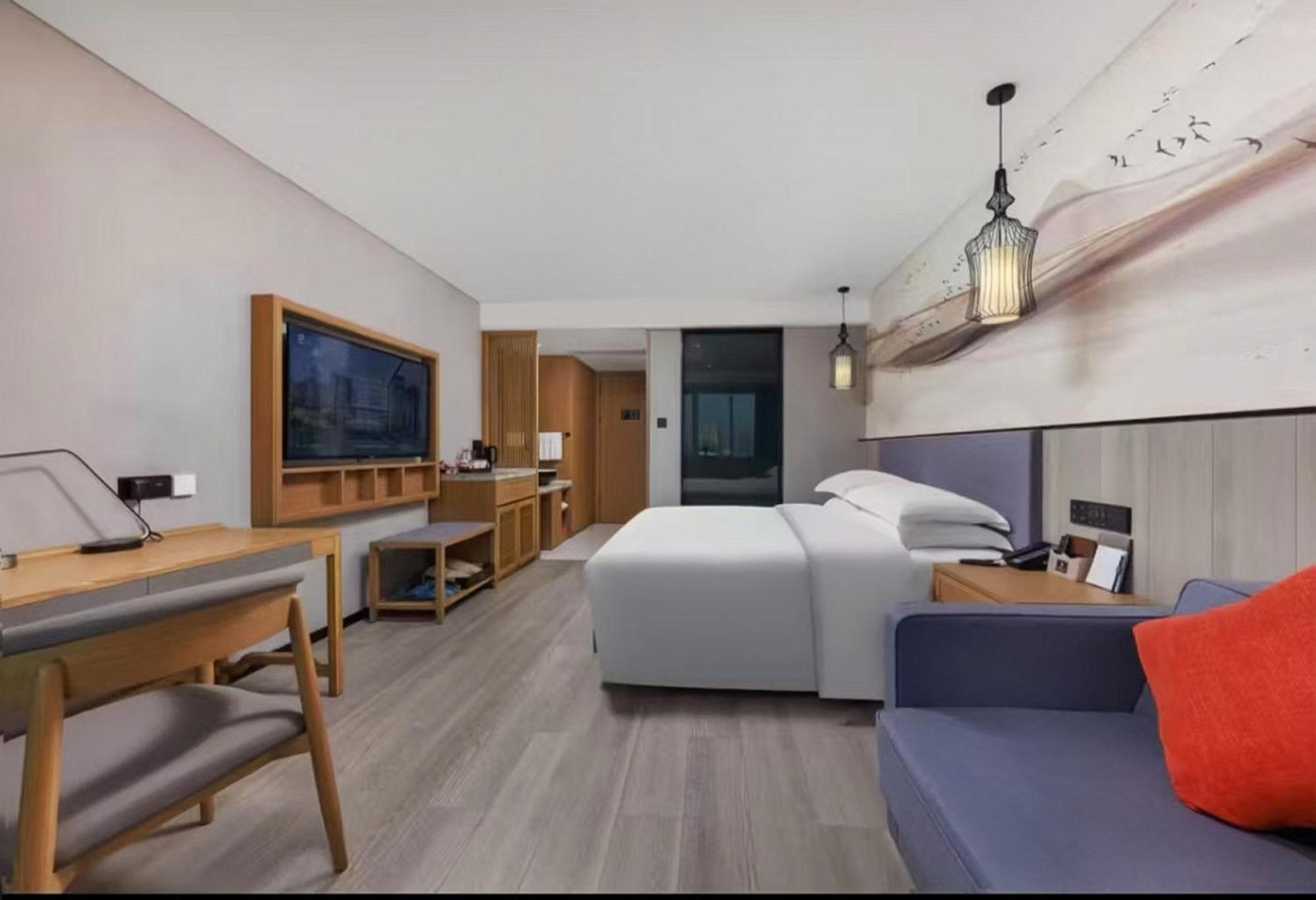 Mehood Lestie International Hotel Nancun Wanbo Metro Station Branch - Free Shuttle Bus To Canton Fair Complex During Canton Fair Period & Free Breakfast & Free Afternoon Tea & Free Midnight Snack & Free Vpn Internet Access מראה חיצוני תמונה