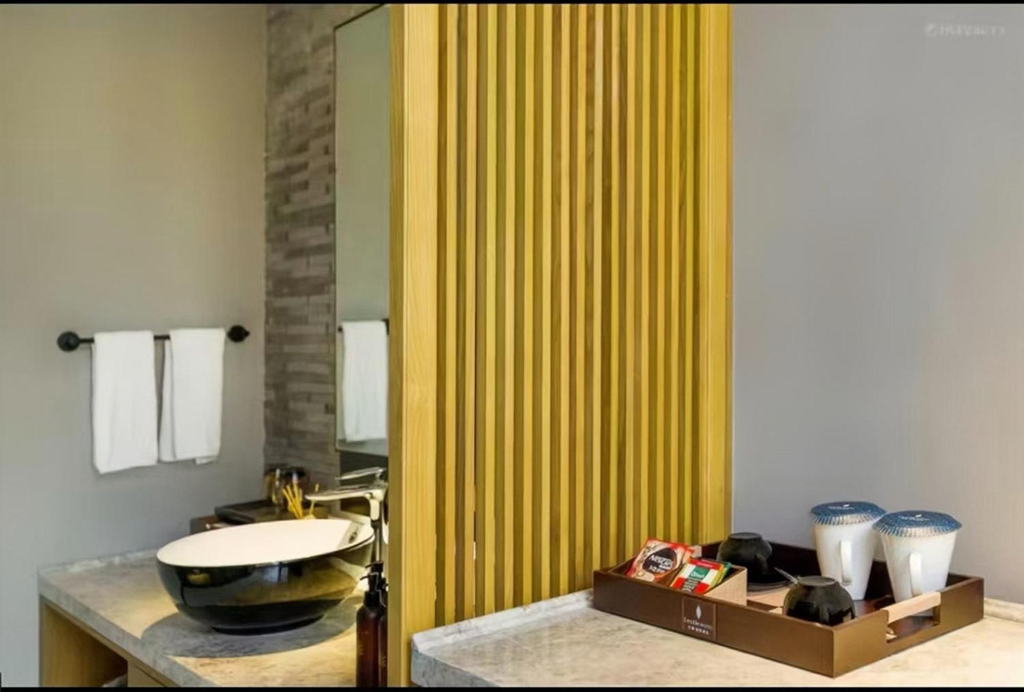 Mehood Lestie International Hotel Nancun Wanbo Metro Station Branch - Free Shuttle Bus To Canton Fair Complex During Canton Fair Period & Free Breakfast & Free Afternoon Tea & Free Midnight Snack & Free Vpn Internet Access מראה חיצוני תמונה