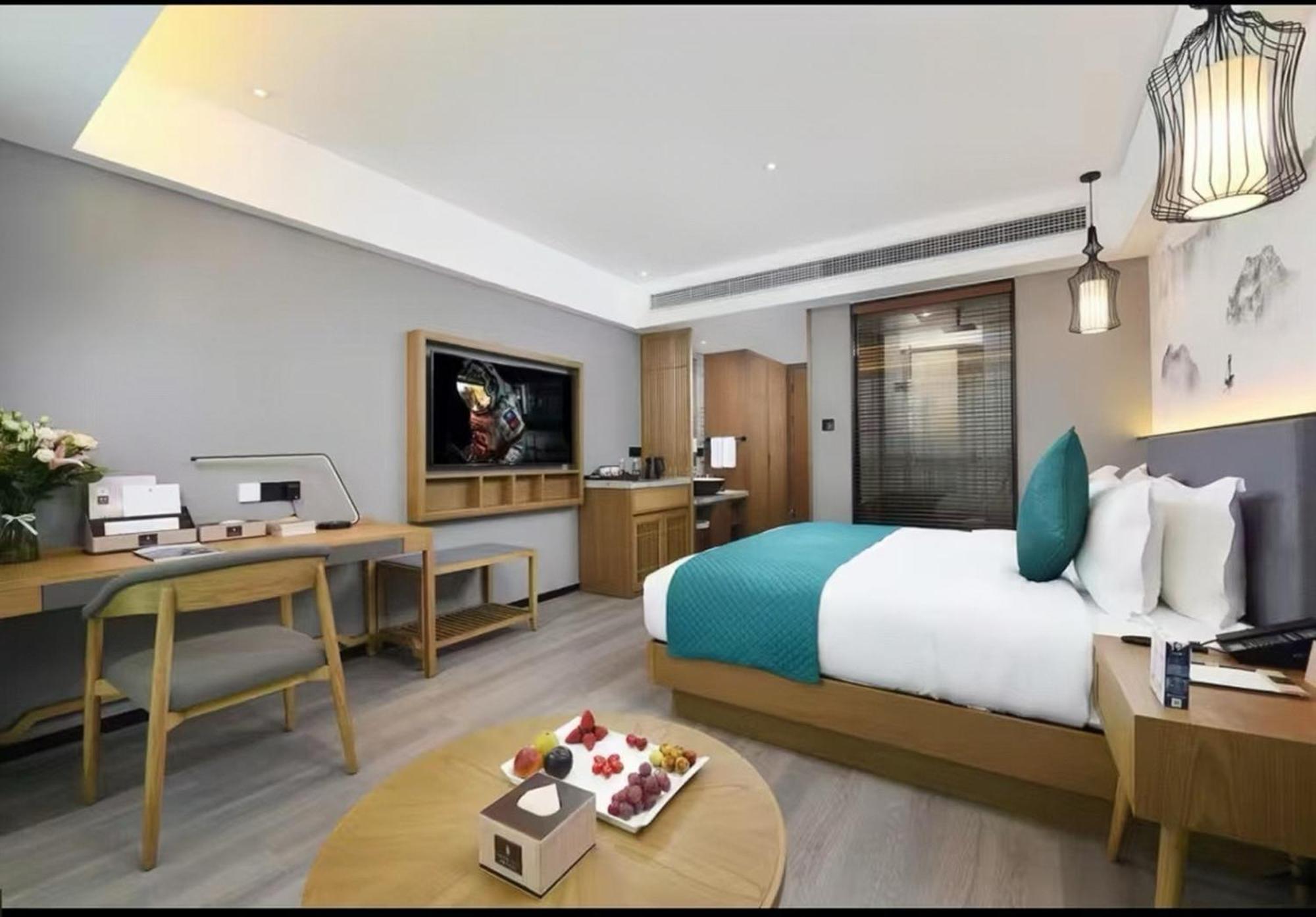 Mehood Lestie International Hotel Nancun Wanbo Metro Station Branch - Free Shuttle Bus To Canton Fair Complex During Canton Fair Period & Free Breakfast & Free Afternoon Tea & Free Midnight Snack & Free Vpn Internet Access מראה חיצוני תמונה