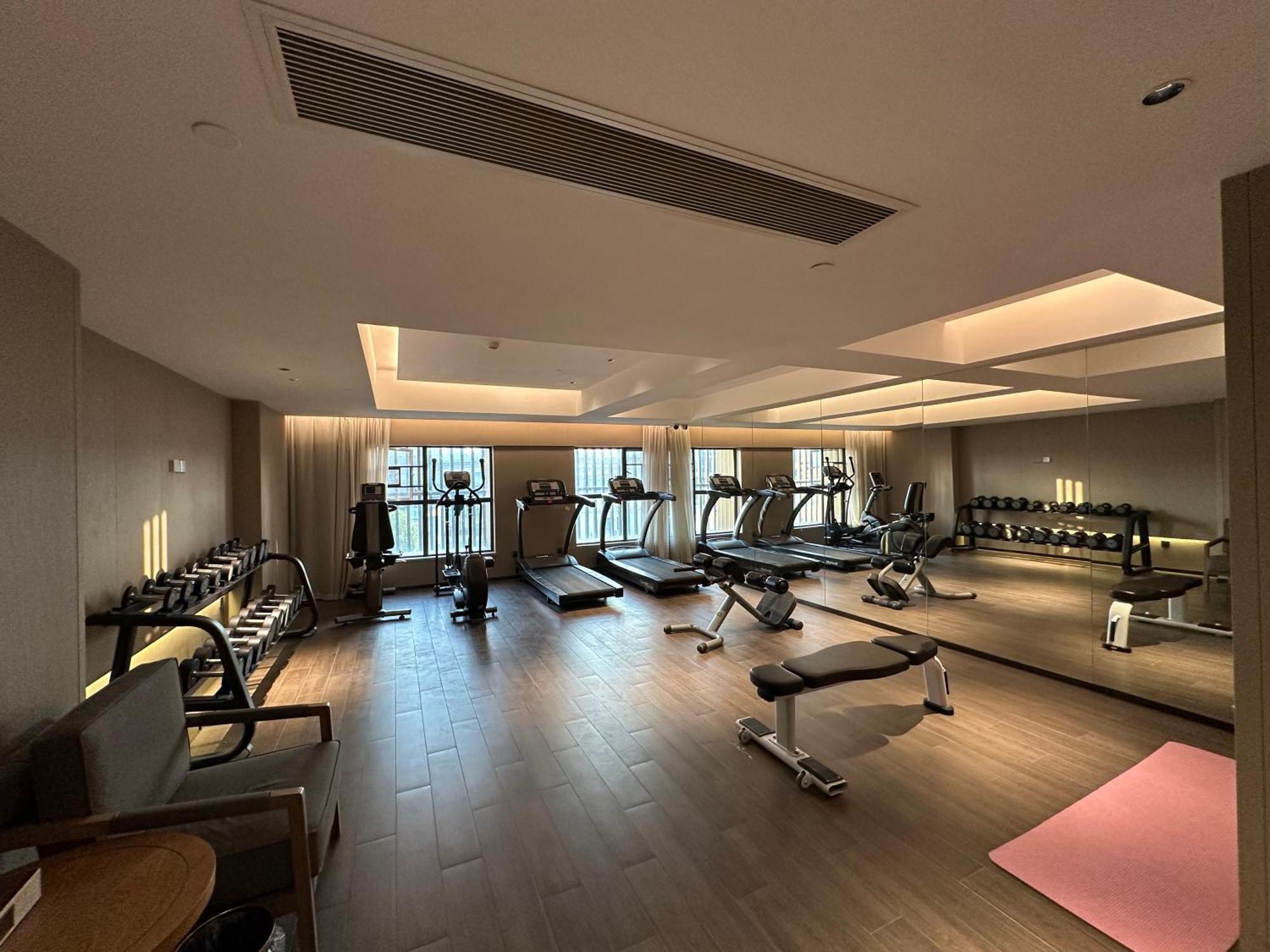 Mehood Lestie International Hotel Nancun Wanbo Metro Station Branch - Free Shuttle Bus To Canton Fair Complex During Canton Fair Period & Free Breakfast & Free Afternoon Tea & Free Midnight Snack & Free Vpn Internet Access מראה חיצוני תמונה