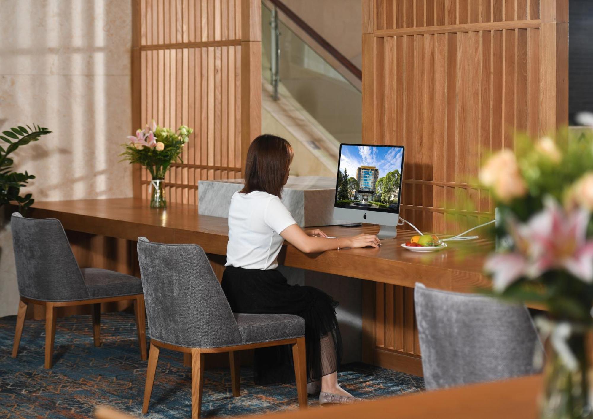 Mehood Lestie International Hotel Nancun Wanbo Metro Station Branch - Free Shuttle Bus To Canton Fair Complex During Canton Fair Period & Free Breakfast & Free Afternoon Tea & Free Midnight Snack & Free Vpn Internet Access מראה חיצוני תמונה